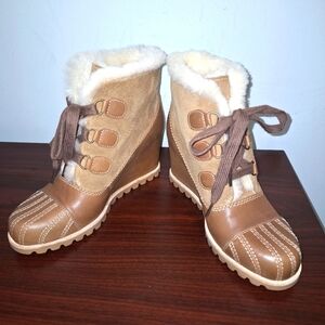 Women's Tan Shearling-Lined Boots